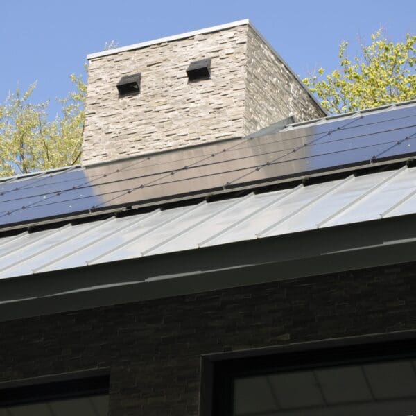 Steenstrips duurzaam huis op schoorsteen.